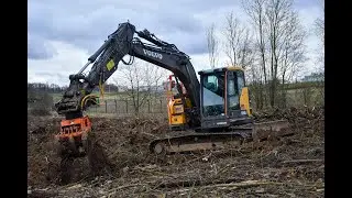 Mise a blanc d'un terrain a l'aide d'une grue Volvo ECR145El
