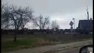 EU07-033 Ze Składem Pustym Do Ocic Mija Przejazd Kolejowy W Chmielowie