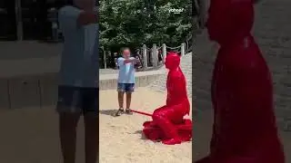 Kids&rsquo; cheeky response to Putin statue in Central Park | #shorts #yahooaustralia