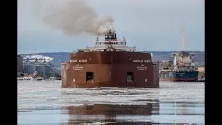 Судно Mesabi Miner покидает Дулут по ледяной воде!