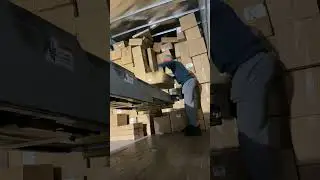 Ups unloading my ￼ third trailer  ￼🤦‍♂️🤦‍♂️🤦‍♂️🤦‍♂️🤦‍♂️💦🔥￼