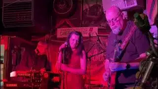 Po Maddy speelt Black Hearted Woman 22/11/2026 MC de Zwervers
