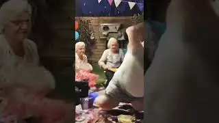 Meine Tante an ihrem 50, Geburtstag,so bl&auml;st sie die Kerzen aus 🤣🤣🌍