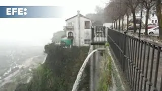 Desalojos, carreteras cortadas y alertas por la borrasca Leonardo en España