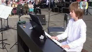 Piotr Alexewicz przy pomniku Fryderyka Chopina
