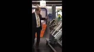 Mobile Hebehilfe ezzLIFTmaster als Fassmischer