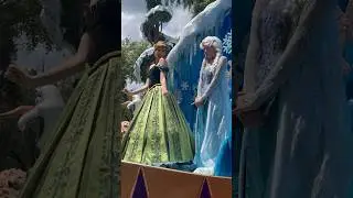 Anna and Elsa get down - Frozen in Magic Kingdom parade #shorts
