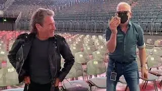 Bertram Engel spielt das VOLT Tambourino beim Peter-Maffay-Soundcheck