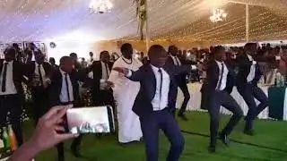 Abasore bambariye umusore