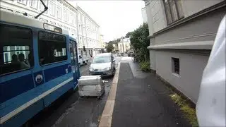 Feilparkert bil hindrer trikk