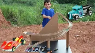 CARRINHOS HOT WHEELS NA SUPER PISTA FEITA DE PAPELÃO