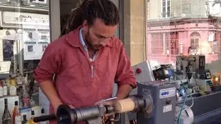 Un tourneur sur bois en d&eacute;monstration dans la rue &agrave; Bayeux