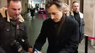Noah Baumbach signant des autographes &agrave; l'avant-premi&egrave;re de 