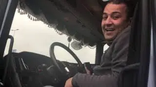 Deze trucker staat vanwege de blokkade vast