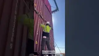 Hanging 3 high rods putting in that work.. #longshoreman#333#baltimore#lashing#port#containers￼