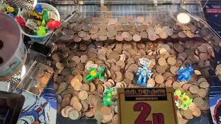 Playing Space Invaders 2p Coin Pusher In The Arcades