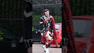 #przystojny #szkocka gwardia #piper przechodzi obok mnie #szorty #żołnierz #kilt #tartan