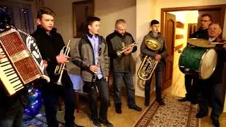 Orkiestra OSP Męcina z kolędą