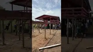 Moradores carregam casas inteiras para fugir de &aacute;reas de desabamentos causadas pela seca no Amazonas