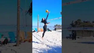 AMAZING cut shot&hellip;🥶😵&zwj;💫🫢#volleyball #beachvolleyball #avp #volleyballworld #athlete #shorts #wow