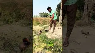 Сцена забора воды из глубокой скважины.