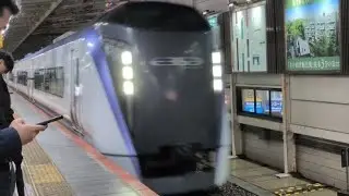 【独特なジョイント音】E353系???編成+E353系???編成が特急かいじ・富士回遊48号新宿行きとして吉祥寺駅4番線を通過するシーン（2025.10.26.19:30）
