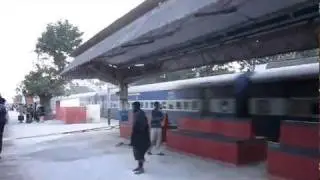 Overtake !! GZB WAP-1 with AII-SDAH Express shows its fury !