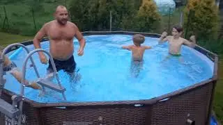 skaczemy do basenu i się bawimy
