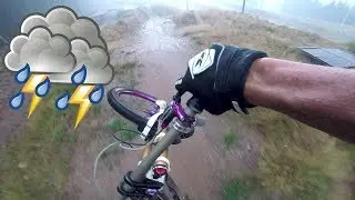 ON RIDE SOUS UNE TEMPETE DE GRELE