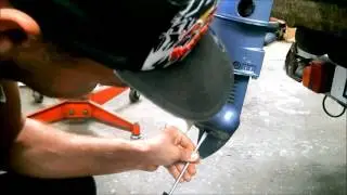 Changing gear oil on outboard Yamaha F4 Four Stroke