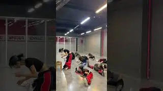 #Dans eğitmeninin arkası d&ouml;n&uuml;kken b&ouml;yle yapanlar var mı ger&ccedil;ekten 🤣 #funny #izmir #futuredance