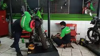 Servis klx 250 dan W175.... Hmm motor nya kena virus coroni😂#servismtrkawasaki#KGM