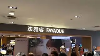大家期待已久的峮峮臺中場QUNing，臺日全世界的朋友都共襄盛舉，地點新光三越法雅客，主持人LinLin（林佳棻）十分專業（令人印象深刻）                      皆様,一緒にいく