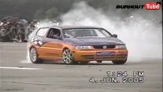 Stunt show - VW Polo Bimoto z dwoma silnikami motocyklowymi - na Auto Tuning Show - Piła 2005(retro)