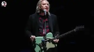 Группа Eagles впервые за более чем 50 лет выступила без Джо Уолша, который борется с тяжелым грип...