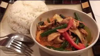 C/w Nana: Red Curry Chicken (ແກງແດງໄກ່ == Ghang Dang Ghai)