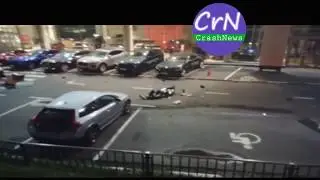 https://crashnews.org | На МКАД Ниссан вылетел с эстакады на стоянку элитного автосалона