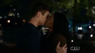 The Flash 5x05 Iris JUMPS from Building to save Barry