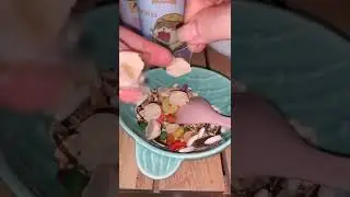 Trộn đồ ăn cho hamster.Cre:Chị Bích Liên
