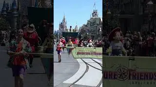 Disney parade! #mickeymouse #d23expo2022 #disneyparks #villans #florida #parade #nye