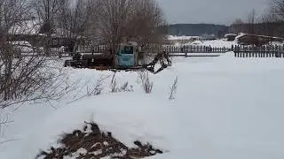 ДТ-75 пробивает сугробы