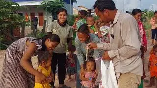 ចែកលុយកុមារាកុមារីចំនួន59នាក់នៅក្នុងភូមិ