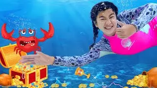 Children Found Toy Pirate Treasure Chest with Jannie Lyndon & Ellie | Kids Swimming Pool Toys