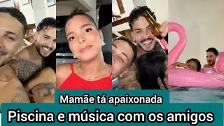 Carlinhos Maia entra na piscina pra se divertir com os amigos e Maria adorou estar agarrada com Léo 