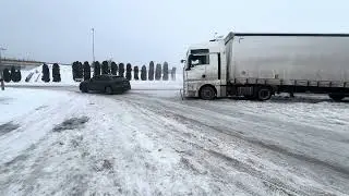 Audi SQ8 pulls truck out of snow. Audi SQ8 4.0 pomaga ciężarówce wyjechać ze śniegu 