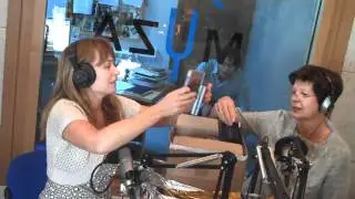 Maartje van Weegen overhandigt Sandra Roelofs cd's