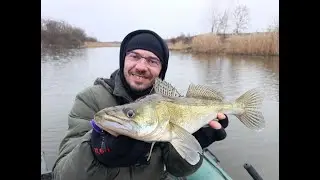 ЛОМИМОСЯ ЧЕРЕЗ ЛІД НА ЧОВНІ за судаком. Ставок замерз на половину. Спінінгова рибалка з човна 2025