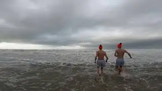Nieuwjaarsduik Zandvoort 2026 afgelast, toch gegaan