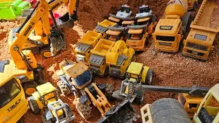 Mobil Mobilan Truk Bekerja Membantu Meratakan tanah longsor