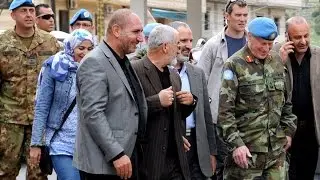 UNIFIL head walks with local dignitaries in weekly market in Bint Jbeil